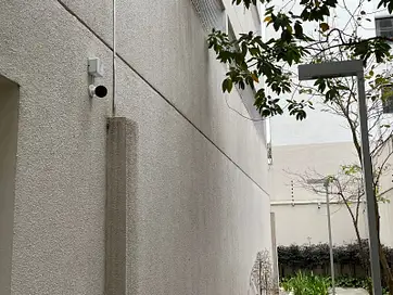 Câmera em corredor / pátio escolar