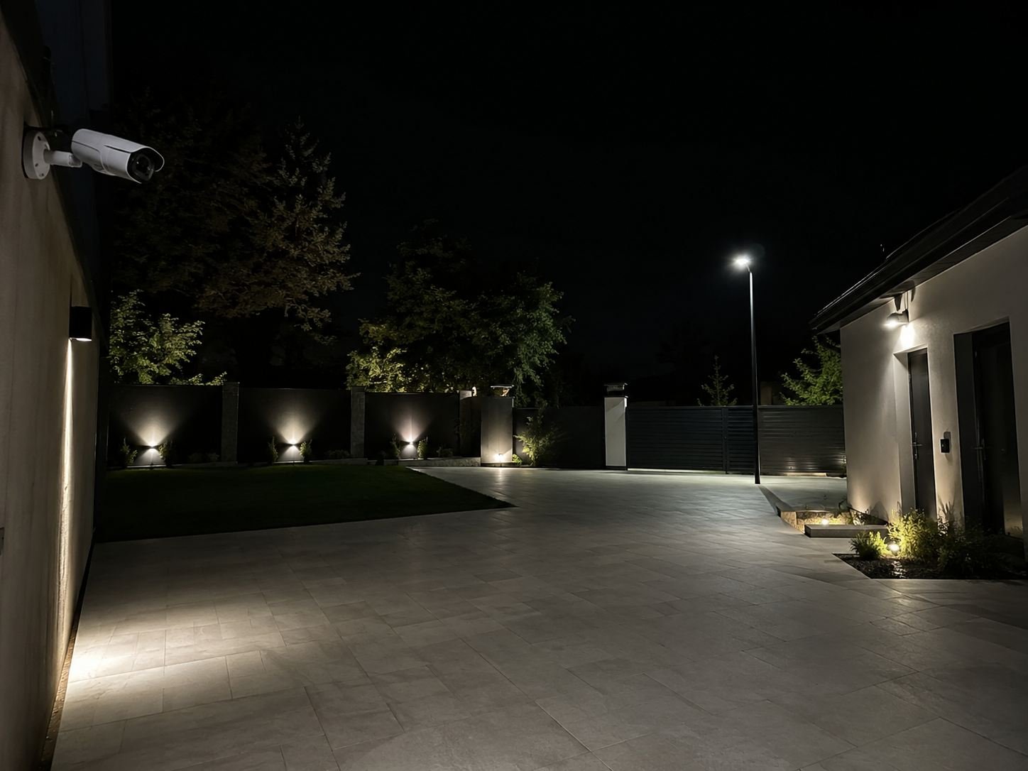 Área externa monitorada com câmeras e iluminação LED integradas