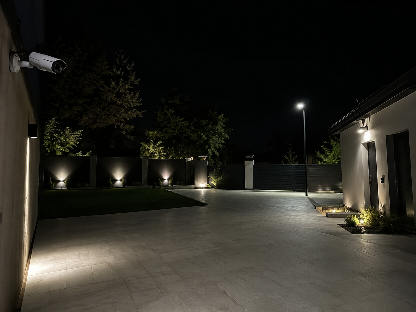 Área externa monitorada com câmeras e iluminação LED integradas